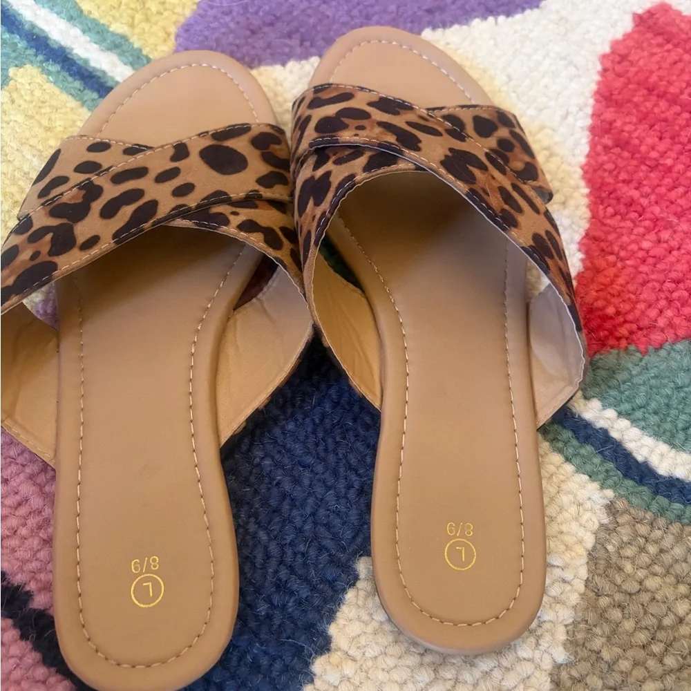 Like new size 8/9 Women’s Leopard Print Slide Sandals. Go with everything.summer - Picture 3 of 6
